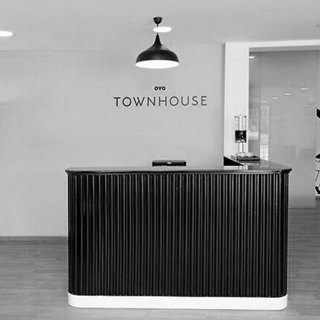 Oyo Townhouse 17 Huda City Center Near Leisure Valley Park グルガウン エクステリア 写真